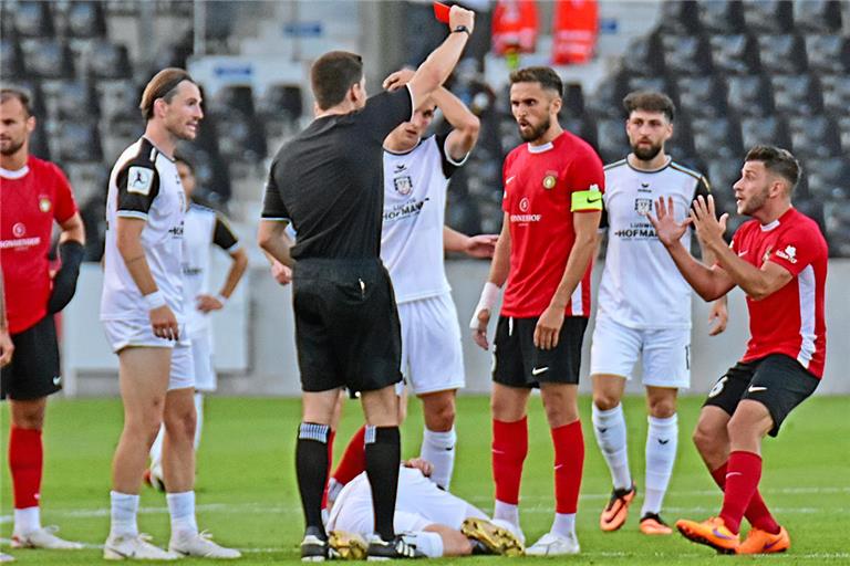 Rote Karte für Kapitän Volkan Celiktas (3. von rechts) – eine entscheidende Schwächung für die SG. Foto: Tobias Sellmaier