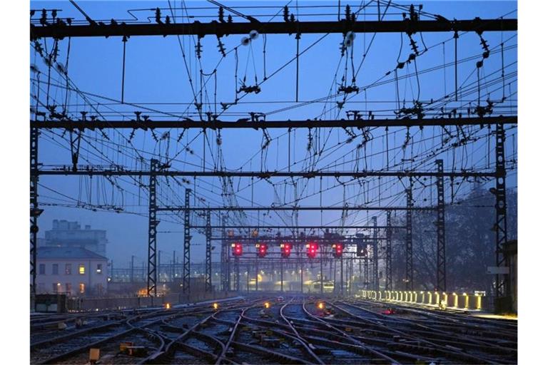 Rote Lichter und leere Gleise sind am Bahnhof Perrache in Lyon zu sehen. Foto: Laurent Cipriani/AP/dpa/Archivbild