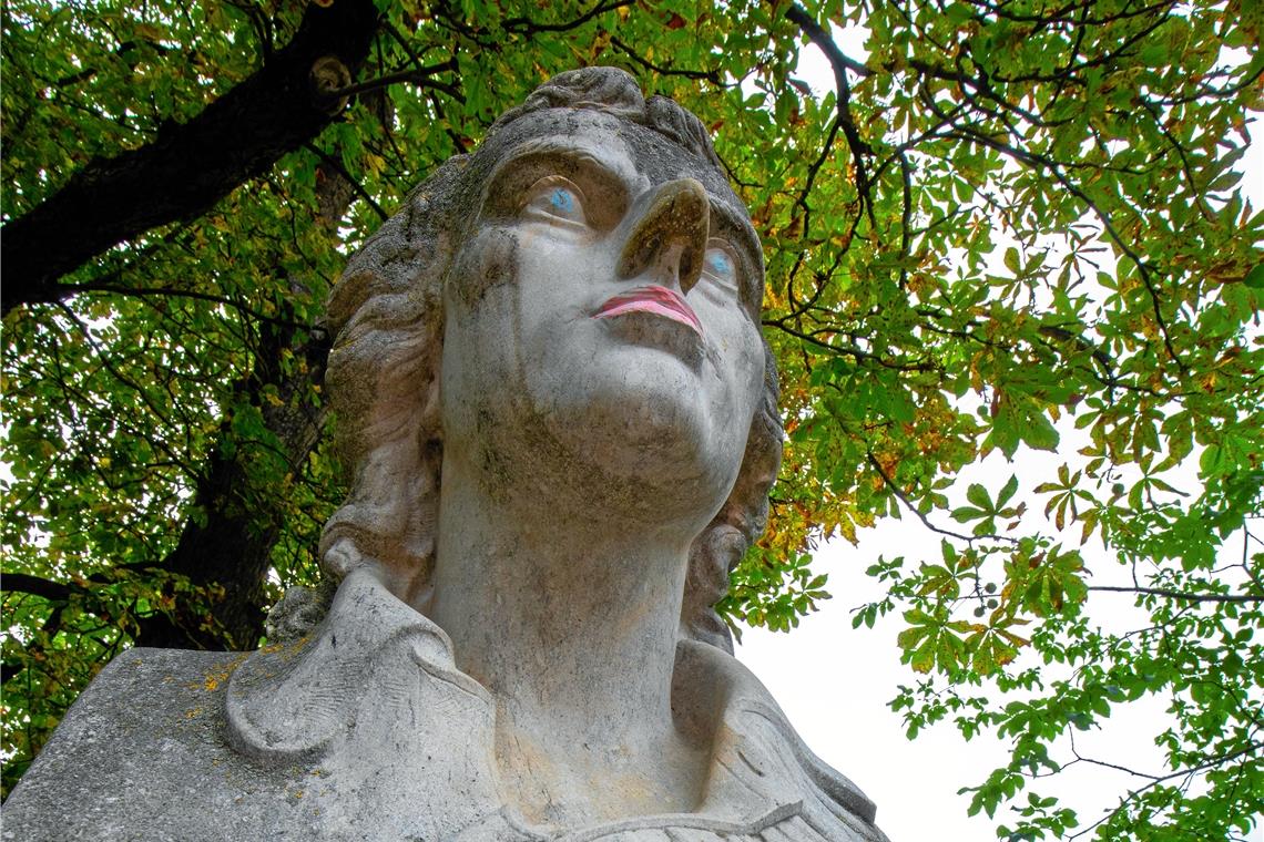 Immer mehr Graffiti und Zerstörungen Rote Lippen, blaue Augen: Die Schmierereien an der Schillerstatue sind nach einer schnellen Reinigung vermutlich wieder weg. Doch auch die Zahl der mutwilligen Sachbeschädigungen in größeren Ausmaßen nimmt deutlich zu. Foto: A. Becher