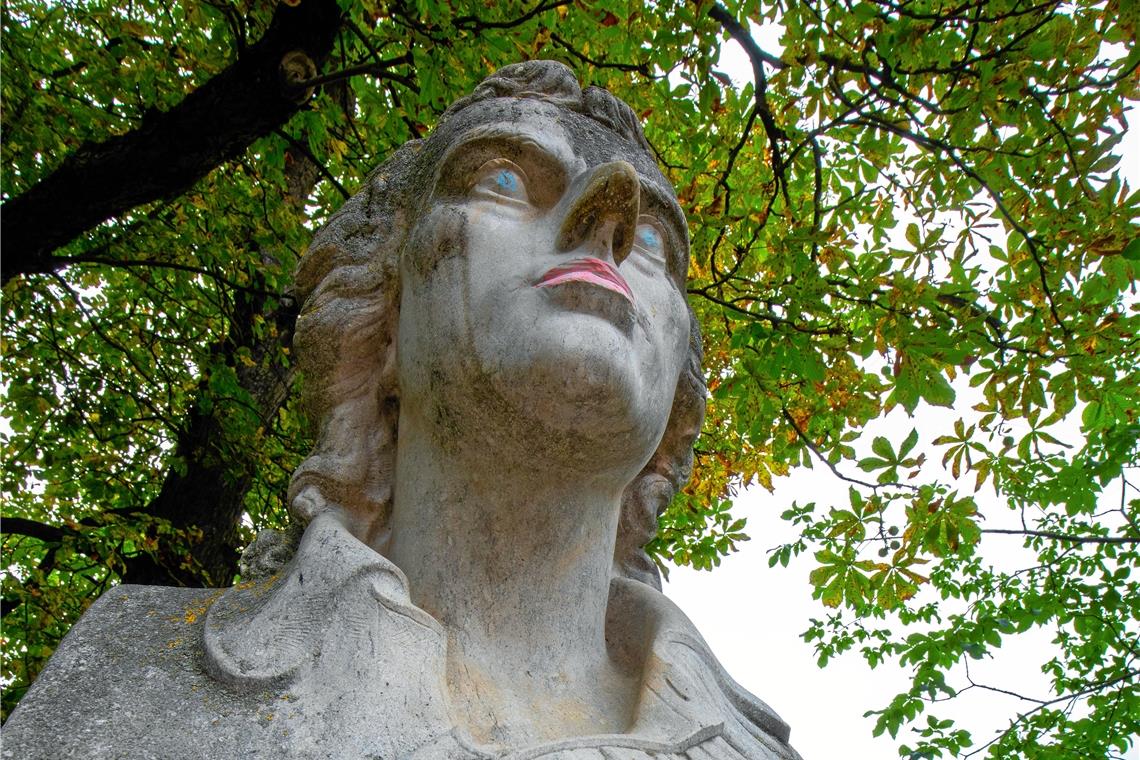 Rote Lippen, blaue Augen: Die Schmierereien an der Schillerstatue sind nach einer schnellen Reinigung vermutlich wieder weg. Doch auch die Zahl der mutwilligen Sachbeschädigungen in größeren Ausmaßen nimmt deutlich zu. Foto: A. Becher