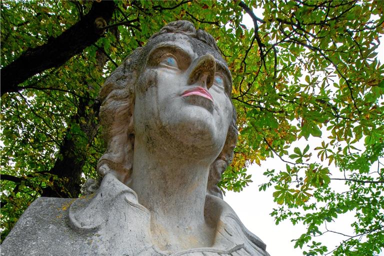Rote Lippen, blaue Augen: Die Schmierereien an der Schillerstatue sind nach einer schnellen Reinigung vermutlich wieder weg. Doch auch die Zahl der mutwilligen Sachbeschädigungen in größeren Ausmaßen nimmt deutlich zu. Foto: A. Becher