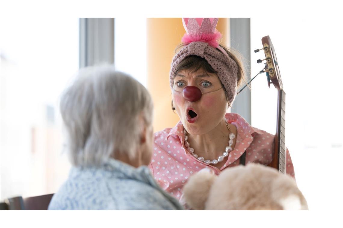 Bilder des Tages Rote Nasen Clownin besucht DRK Seniorenzentrum in Dresden.