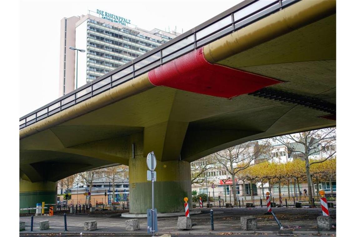 Ludwigshafener Stadtrat beschließt Abriss von Hochstraße Süd Rote Netze an der Unterseite der Hochstraße Süd in Ludwigshafen. Foto: Uwe Anspach/dpa/Archivbild