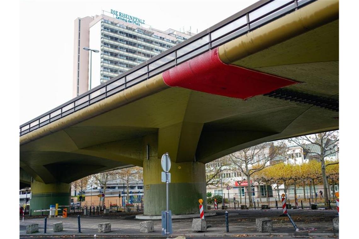 Bund und Land helfen bei maroder Hochstraße Süd: „Gefahr“ Rote Netze sind an der Unterseite der Hochstraße Süd angebracht. Foto: Uwe Anspach/dpa