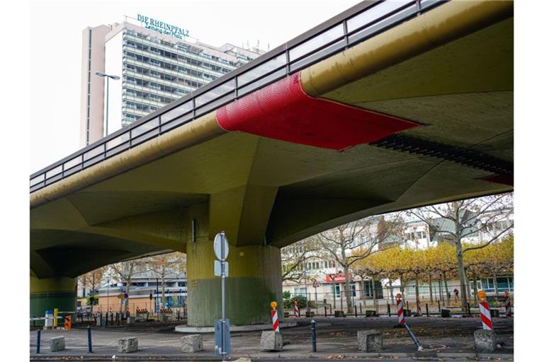 Rote Netze sind an der Unterseite der Hochstraße Süd angebracht. Foto: Uwe Anspach/dpa/Archivbild