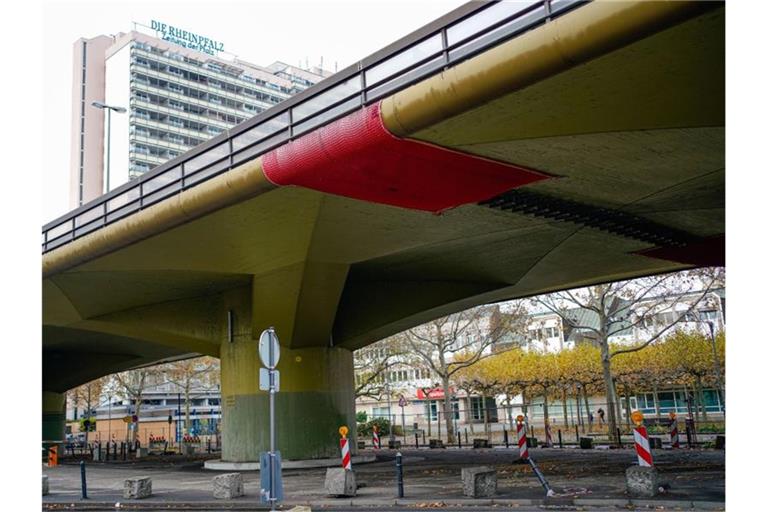 Rote Netzte sind an der Unterseite der Hochstraße Süd angebracht. Foto: Uwe Anspach/dpa/Archivbild