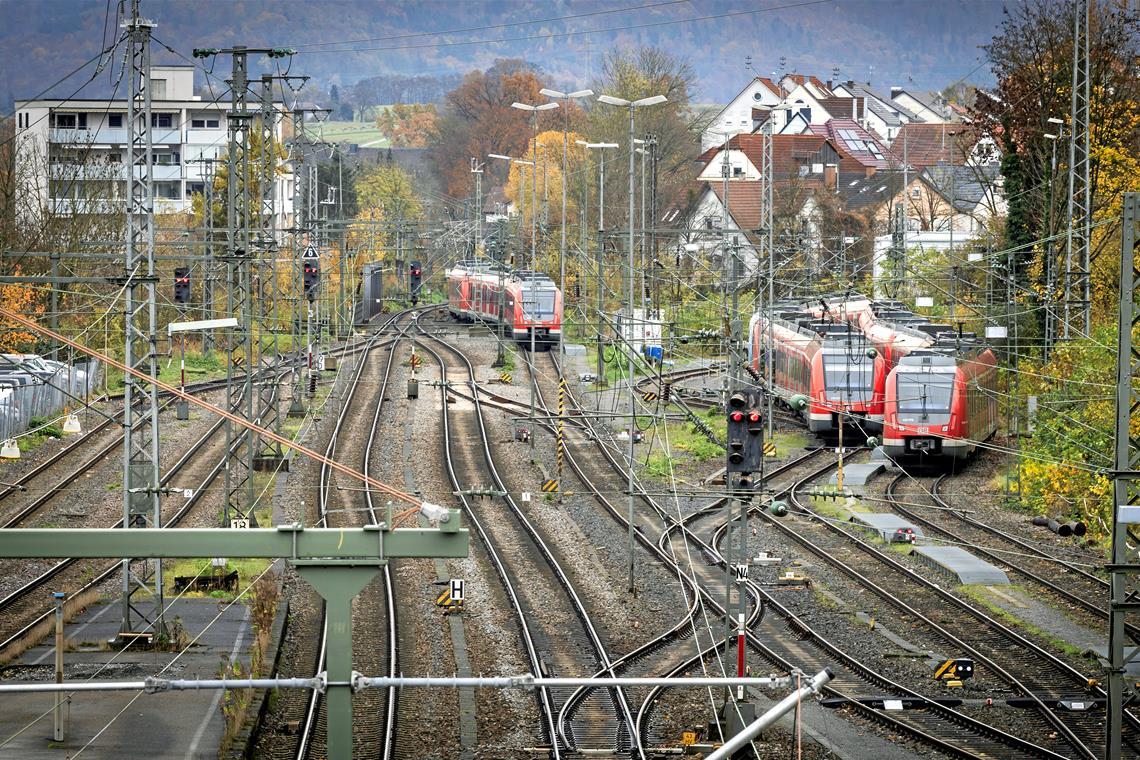 Bundesweiter GDL-Streik legt auch Bahnverkehr im Rems-Murr-Kreis lahm Rote Signale und abgestellte Bahnen: Durch den Streik steht der Backnanger Bahnhof am Donnerstag weitgehend still. Foto: Alexander Becher