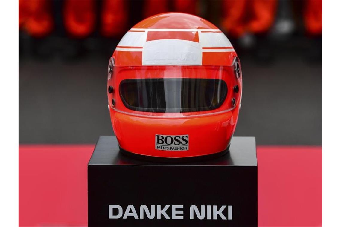Roter „Danke Niki“-Helm: Schweigeminute für die Formel 1 Legende Niki Lauda. Foto: Andrej Isakovic/POOL AFP
