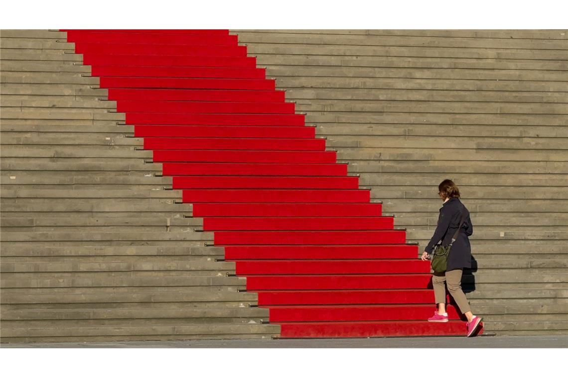Roter Teppich für alle! Kirsti geht auf einem roten Teppich auf einer Treppe am Konzerthaus Berlin am Gendarmenmarkt.