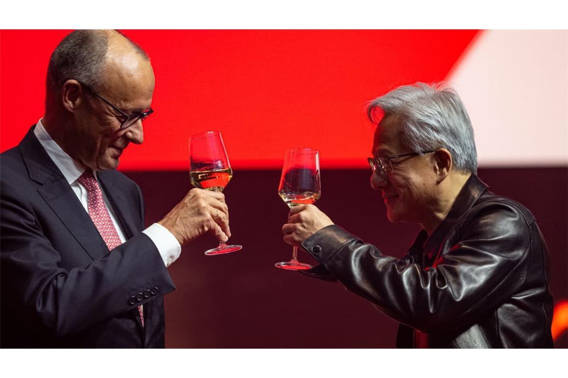 Roter Teppich und gekühlte Getränke für Investoren: Bundeskanzler Friedrich Merz (l., CDU) und Jen-Hsun Huang, Co-Gründer und Chef von Nvidia bei der Eröffnung des Investitionsgipfels in Berlin.