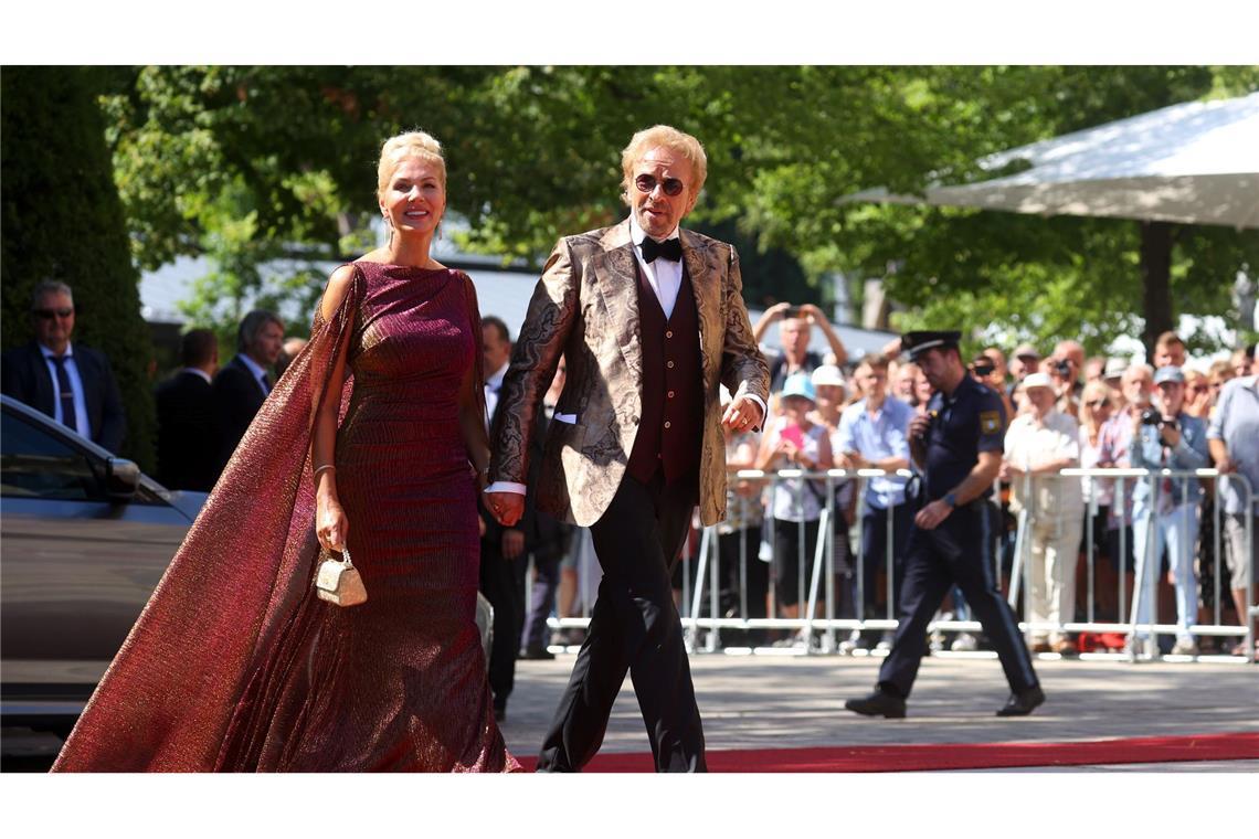 Roter Teppich und große Robe: Thomas Gottschalk und Karina Mroß. (Archivbild)