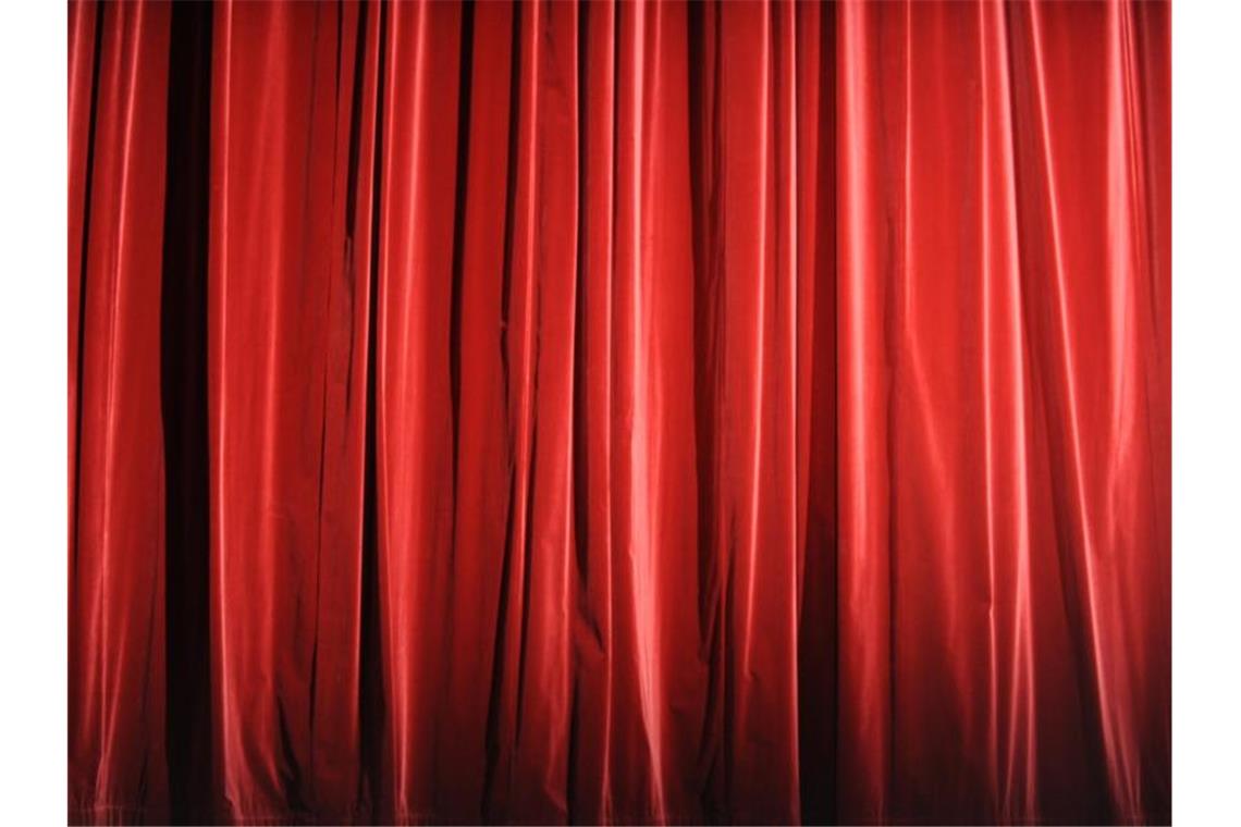 Amateurtheater stehen vor einer ungewissen Zukunft Roter Vorhang auf der Bühne eines Theaters. Foto: Marcus Brandt/dpa/Symbolbild