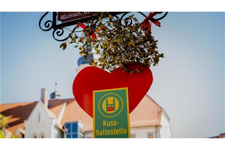Rotes Herz und Mistelzweig: Auf dem Marktplatz in Eisenberg ist Küssen ausdrücklich erwünscht.