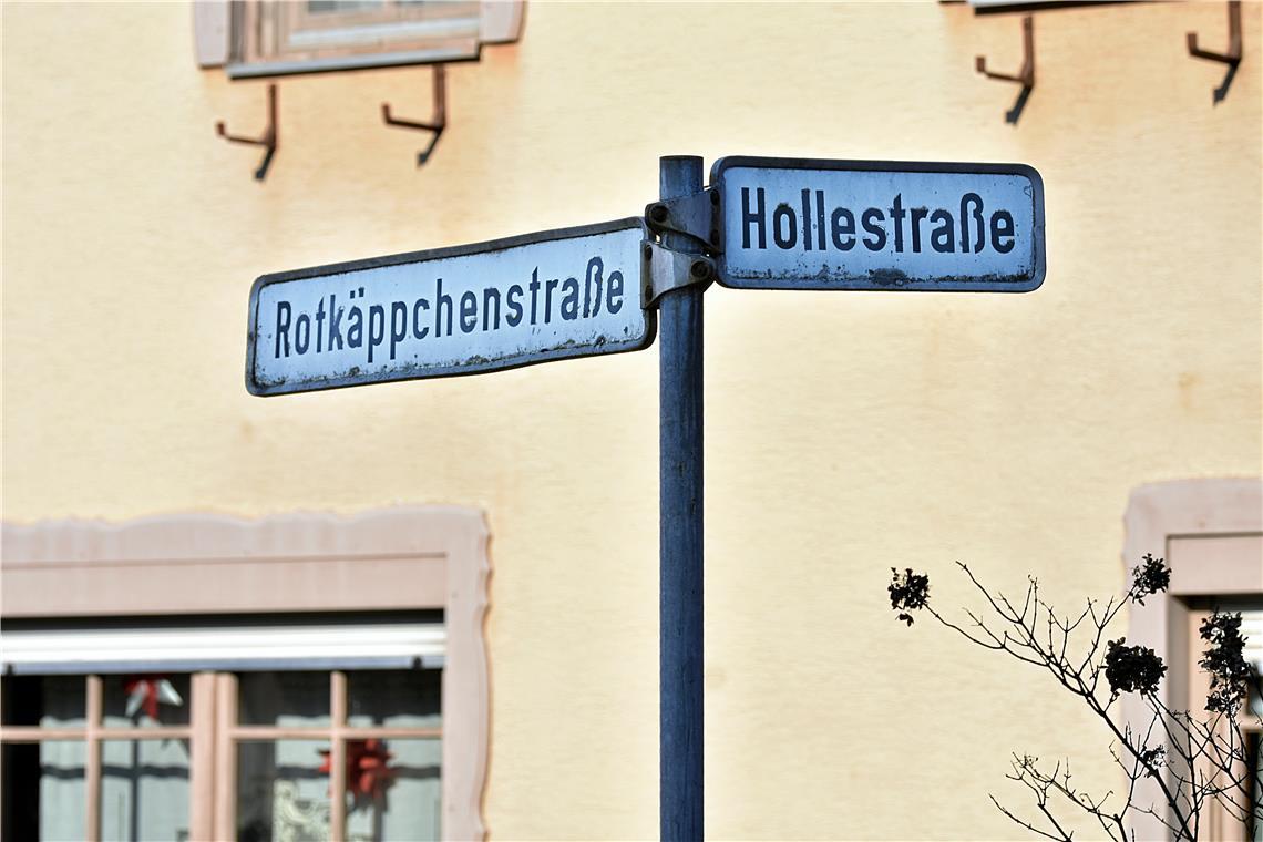 Rotkäppchen trifft Frau Holle: Im Sulzbacher Ortsteil Bartenbach verweisen die Straßennamen noch auf einen hier einstmals ansässigen Märchenpark. Straßennamen sind nicht selten auch eine Form der Erinnerungskultur. Foto: Tobias Sellmaier