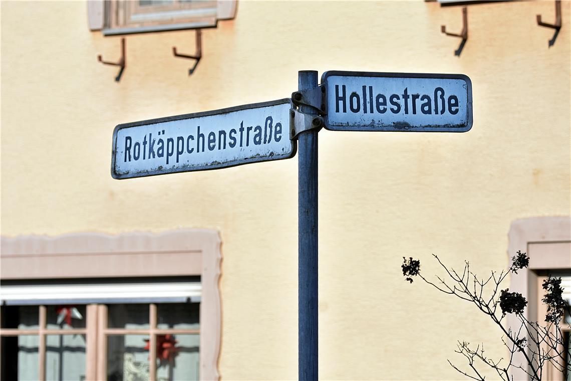 Wie kommen eigentlich Straßennamen zustande? Rotkäppchen trifft Frau Holle: Im Sulzbacher Ortsteil Bartenbach verweisen die Straßennamen noch auf einen hier einstmals ansässigen Märchenpark. Straßennamen sind nicht selten auch eine Form der Erinnerungskultur. Foto: Tobias Sellmaier