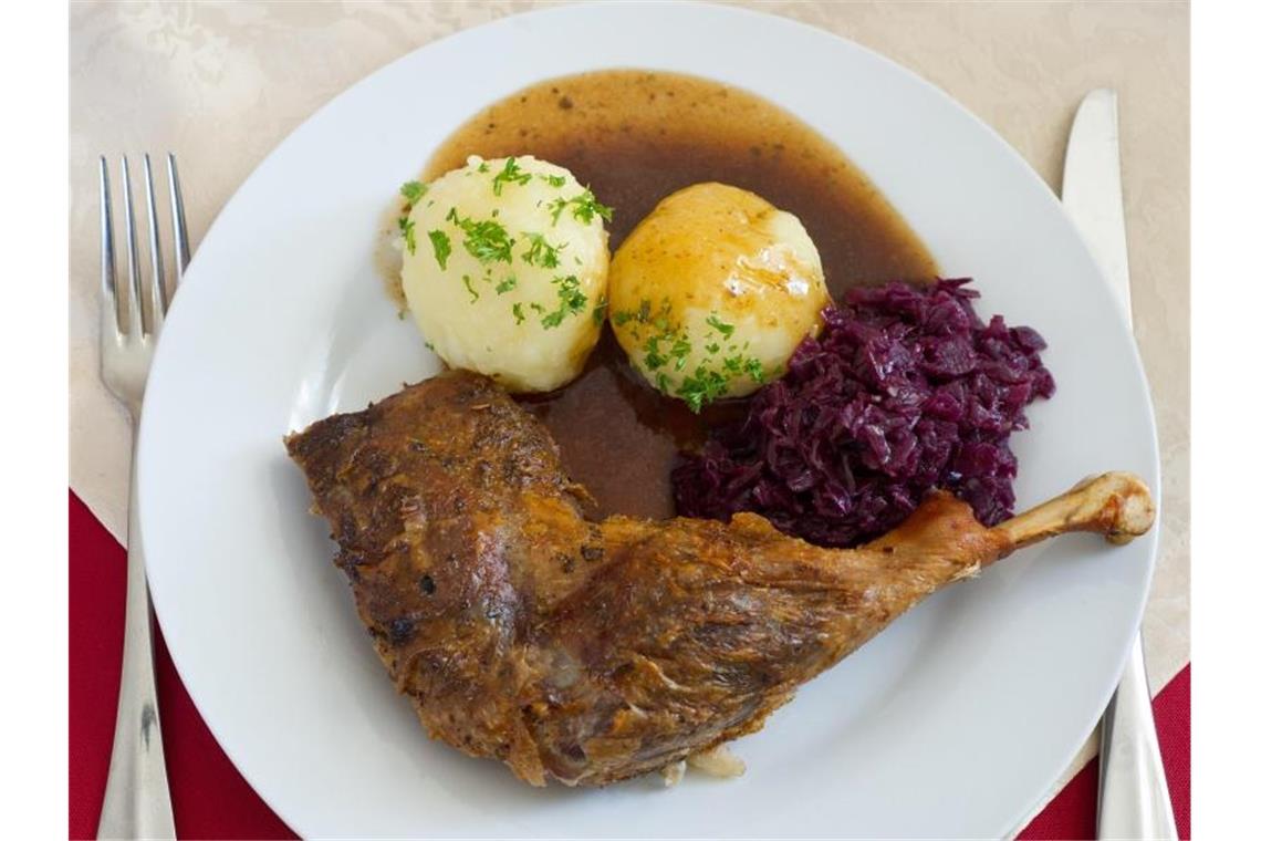 Rotkohl - hier mit Klößen und Gänsekeule - ist bei drei Viertel der Deutschen beliebt. Foto: Patrick Pleul/dpa-Zentralbild/dpa