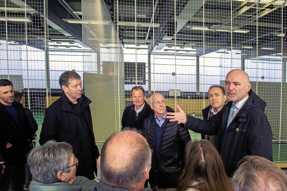 Rottenburgs Erster Bürgermeister Thomas Weigel (rechts) und Hochbauamtsleiter Markus Gärtner (links) führen die Gäste aus Backnang durch die Sporthalle.