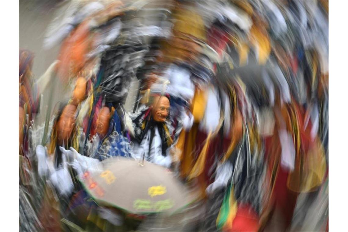 Historische Narrenfiguren springen wieder durch Rottweil