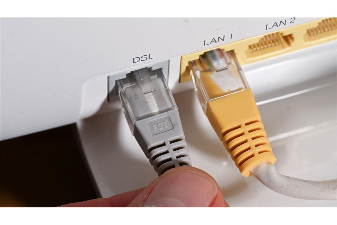 Router mit DSL-Kabel: DSL ist zwar eine alte, aber noch immer dominante Technologie am deutschen Internetmarkt.