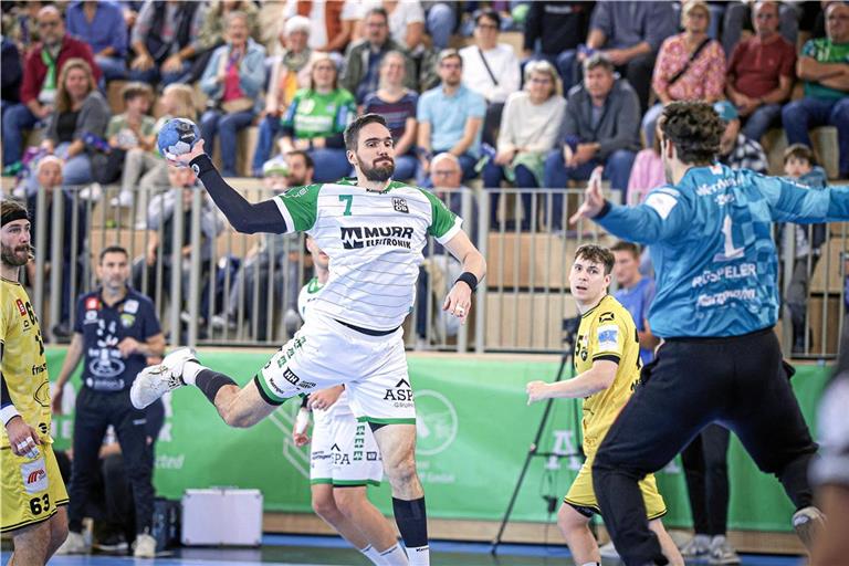 Routinier Dominik Weiß wirft bei seinem ersten Einsatz für den HCOB sieben Tore und ist gleich der erhoffte Aktivposten. Foto: Alexander Becher