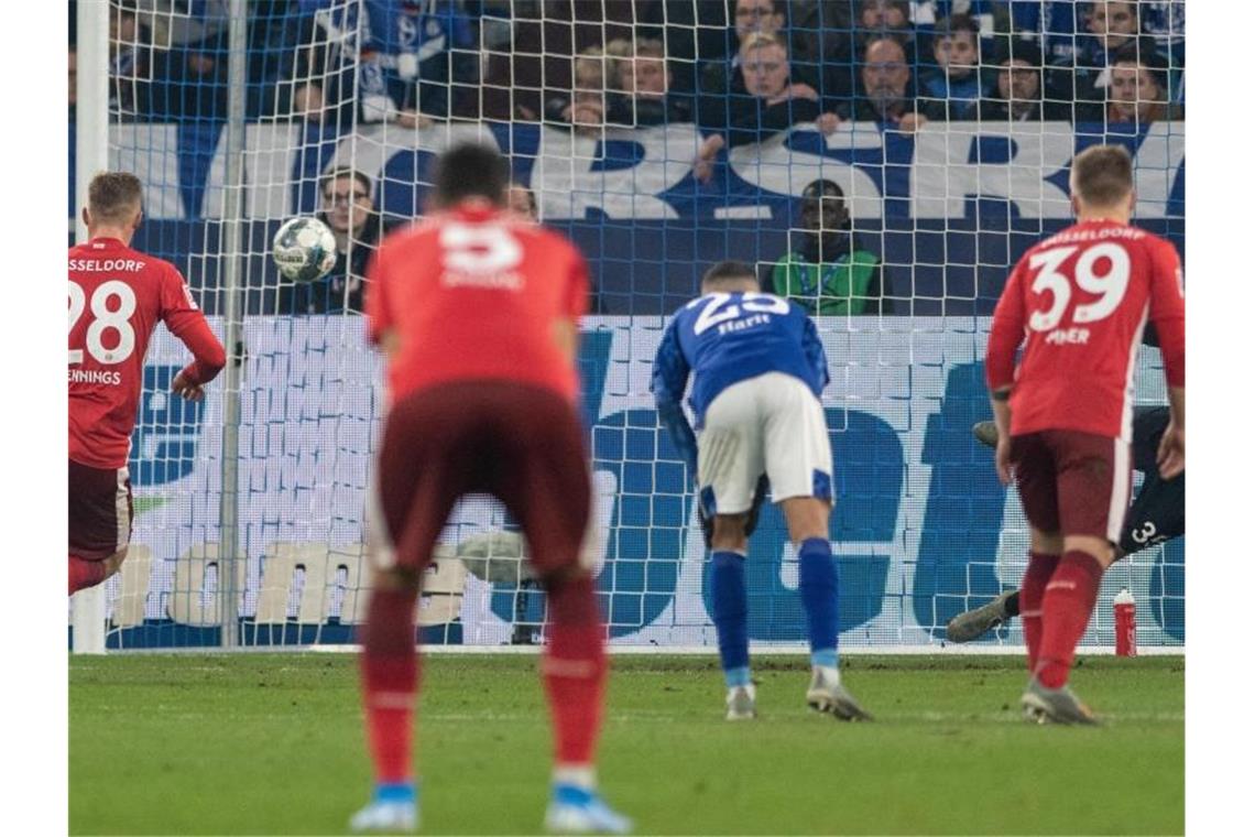 Bayern deklassiert BVB im Topspiel - Leipzig auf Platz zwei Rouwen Hennings (l) hatte mit seinem Elfmetertor zum 1:1 großen Anteil am Fortuna-Remis auf Schalke. Foto: Bernd Thissen/dpa