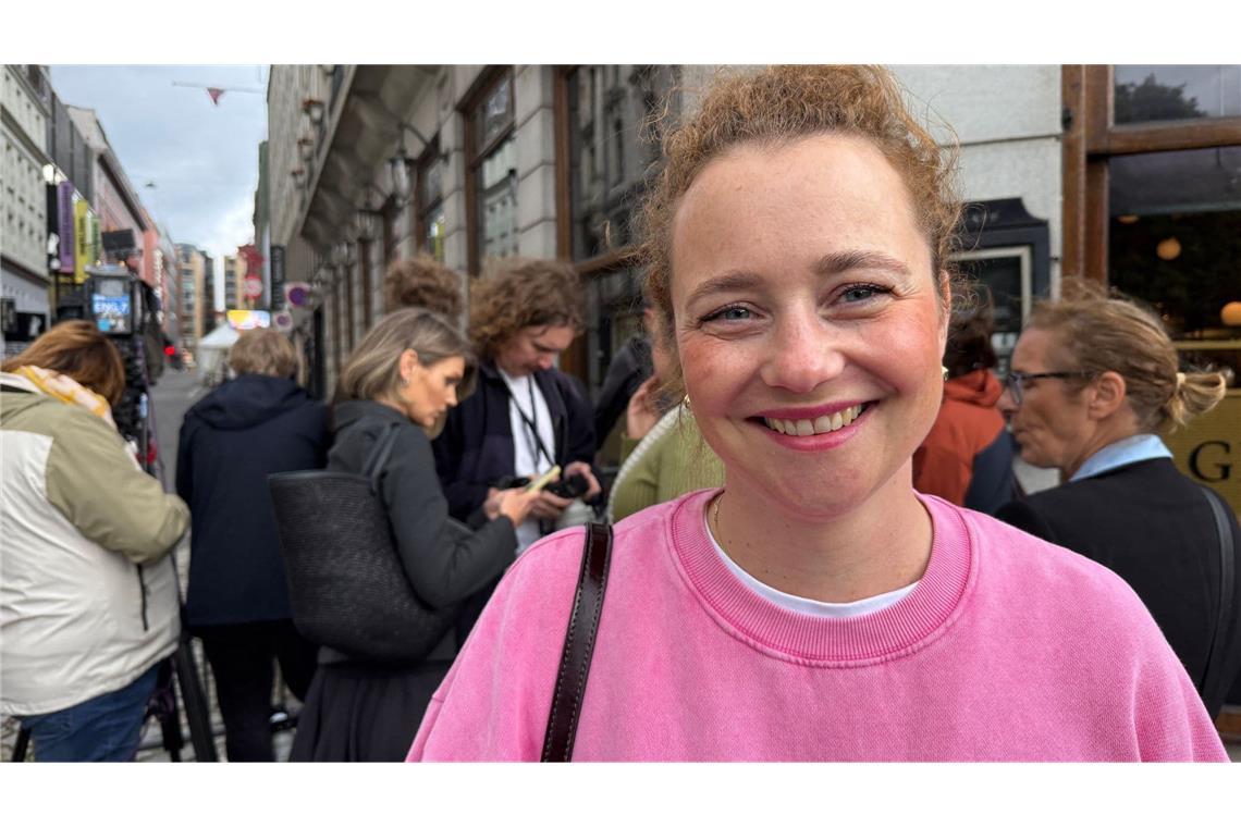Royal-Fan Julia Knoll hat in ihrem Skandinavien-Urlaub einen Zwischenstopp in Oslo eingelegt, um die Stimmung in der Stadt nach dem Tod von König Harald V. zu erleben. Vor dem Grand Hotel wartet sie auf die Ankunft prominenter Gäste. (zu dpa: ««Takk»: Tränenreicher Abschied von König Harald in Oslo»)