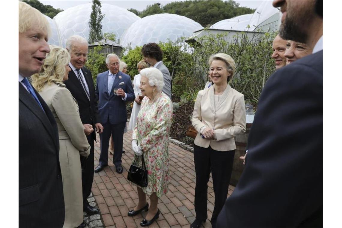 Royaler Empfang: Die G7- und EU-Vertreter treffen sich mit Queen Elizabeth II. und ihrem Sohn und Thronfolger Prinz Charles. Foto: Jack Hill/The Times Pool/AP/dpa