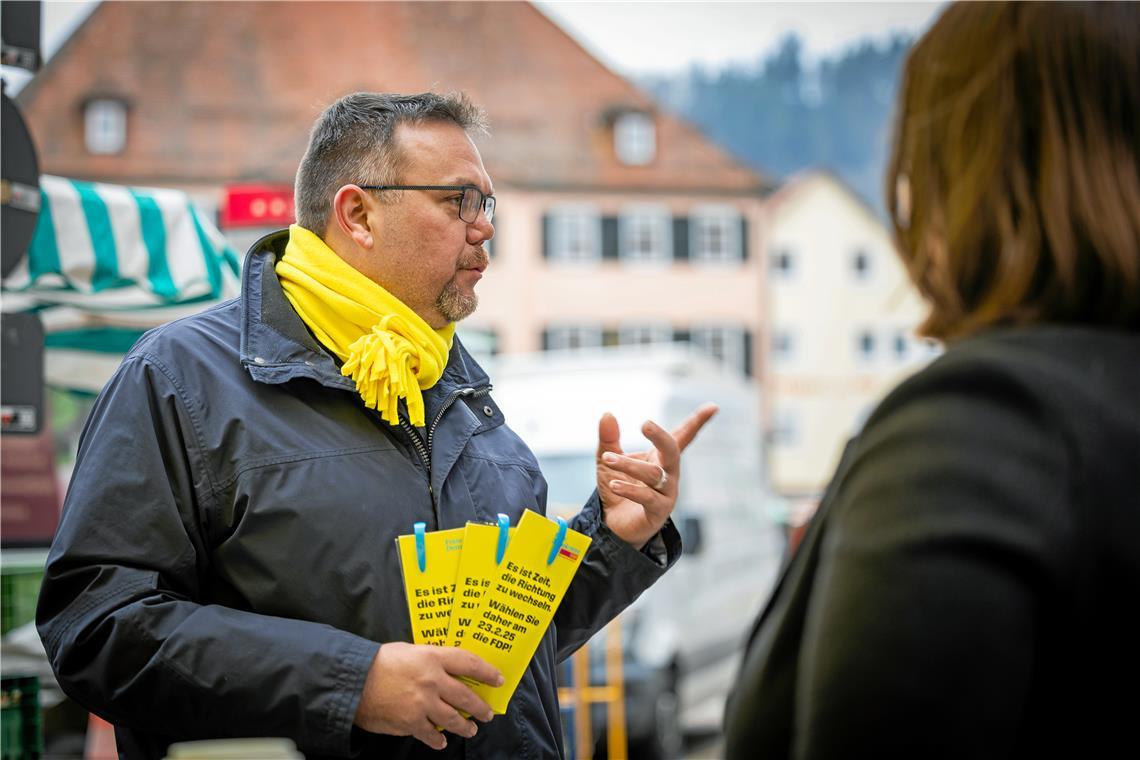 Straßenwahlkampf mit Gegenwind für Ruben Hühnerbein Ruben Hühnerbein wirbt beim Wahlkampf in seiner Heimatstadt Murrhardt für einen politischen Richtungswechsel unter einer Koalition aus CDU und FDP. Foto: Alexander Becher