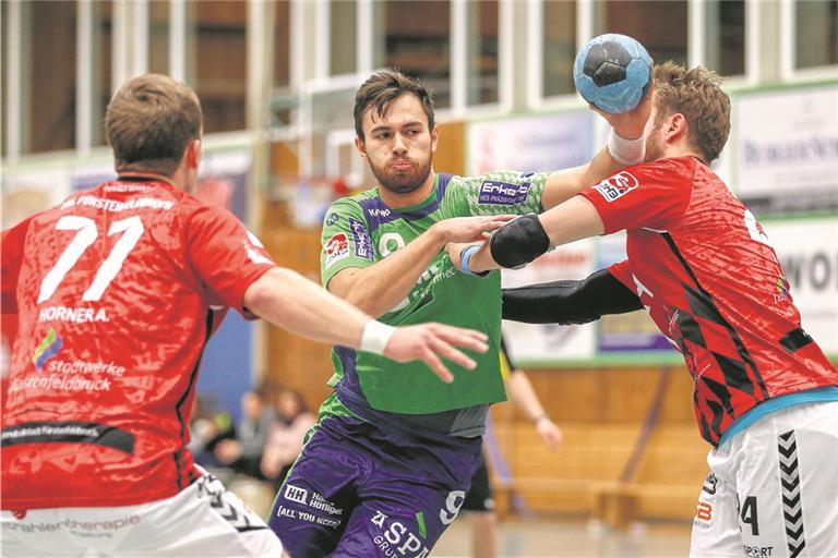 Ruben Sigle (am Ball) will mit dem HC Oppenweiler/Backnang am Sonntag für eine Überraschung sorgen. Foto: A. Becher