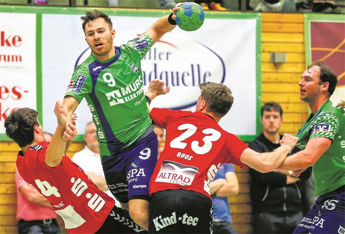 Intensiv an den Stellschrauben gedreht Ruben Sigle (beim Wurf) kehrt ins HCOB-Team zurück und dazu beitragen, dass es mit dem ersten Saisonsieg klappt. Foto: A. Becher