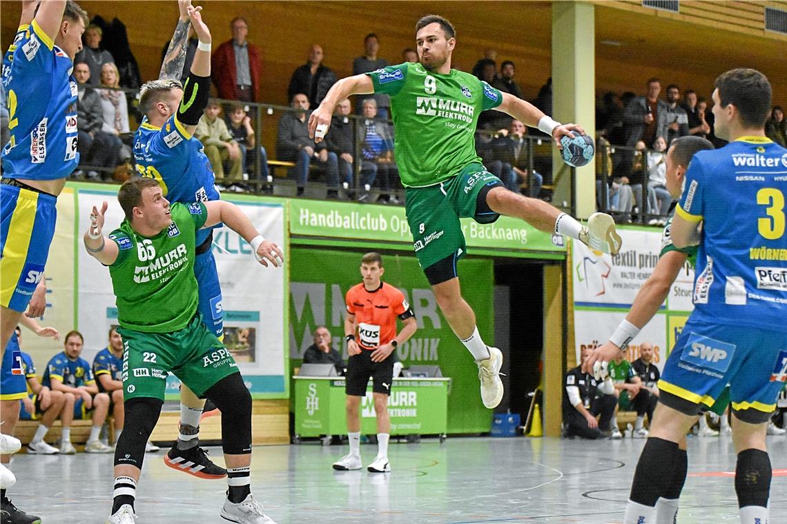 HC Oppenweiler/Backnang gewinnt den Handballkrimi Ruben Sigle (beim Wurf) überspringt mit dem HC Oppenweiler/Backnang die Hürde SG Pforzheim/Eutingen. Foto: Tobias Sellmaier