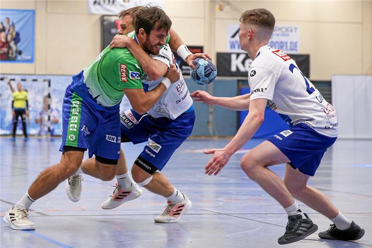 Ruben Sigle (grünes Trikot) wird wieder im Kader stehen und will mit dem HCOB fighten. Foto: A. Becher