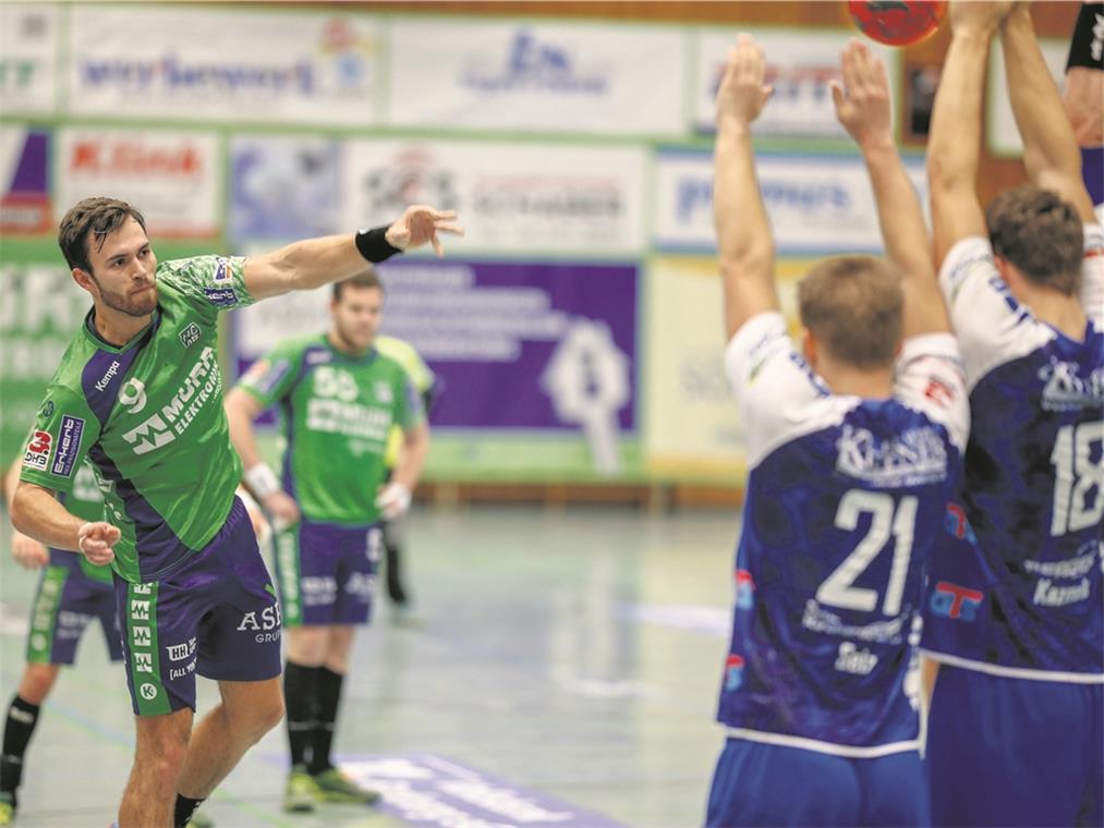 Ruben Sigle (links) verwandelt hier den letzten Freiwurf zum 34:33-Siegtreffer für den HC Oppenweiler/Backnang.Foto: A. Becher