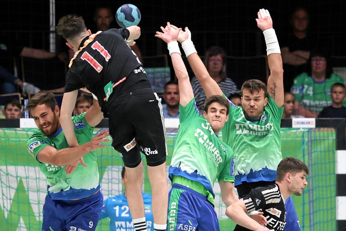 Viel Applaus trotz knapp verpassten Coups Ruben Sigle, Lukas Rauh und Tim Düren (von links) im Block stemmen sich mit dem HCOB gegen die Niederlage. Foto: Alexander Becher