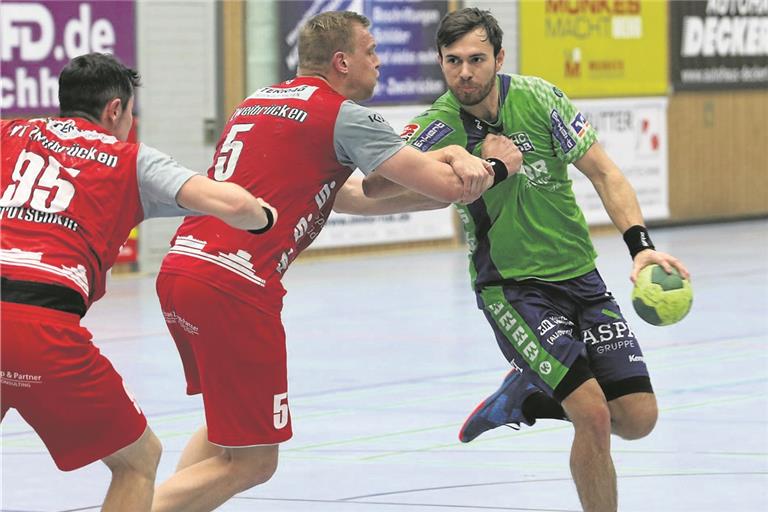 Ruben Sigle (rechts) ließ sich nicht aufhalten und steuerte zehn Treffer zum deutlichen Erfolg des HCOB bei.Foto: A. Hornauer