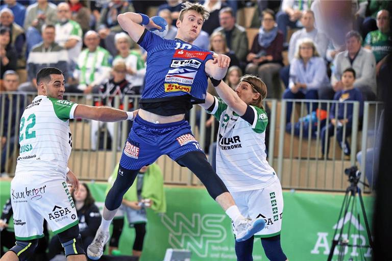 Ruben Sousa (links), Jan Forstbauer und die HCOB-Handballer sind oft einen Tick zu spät dran. Am Ende setzen sich Ole Hagedorn und der VfL Lübeck-Schwartau klar mit 35:27 durch. Foto: Alexander Becher