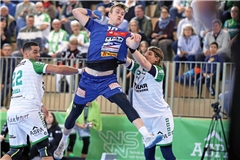 Ruben Sousa (links), Jan Forstbauer und die HCOB-Handballer sind oft einen Tick zu spät dran. Am Ende setzen sich Ole Hagedorn und der VfL Lübeck-Schwartau klar mit 35:27 durch. Foto: Alexander Becher