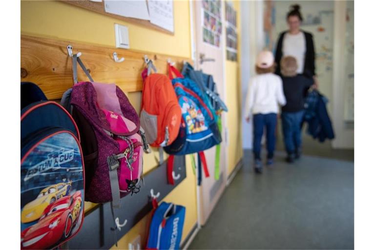 Rucksäcke hängen im Eingangsbereich eines brandenburgischen Kindergartens. Auffallend viele Kinder machen seit einigen Wochen Atemwegsinfekte durch, die eigentlich erst in den Wintermonaten zu erwarten wären. Foto: Monika Skolimowska/dpa-Zentralbild/dpa