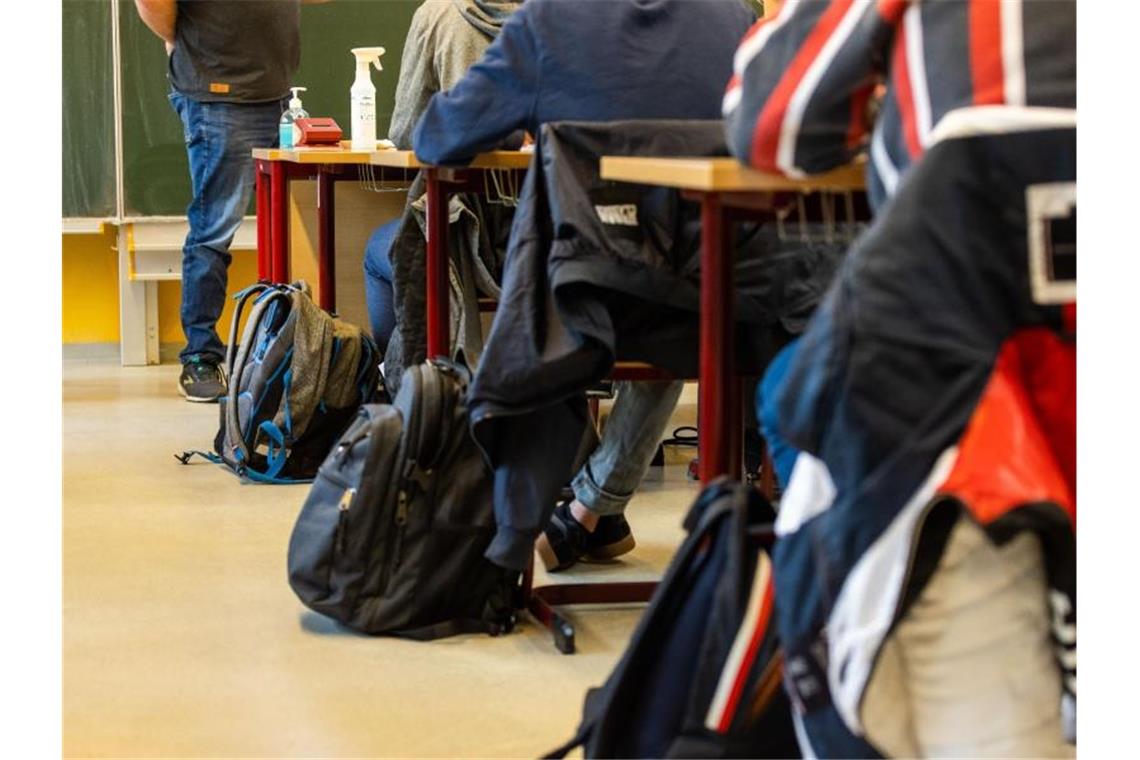 Abschluss in der Pandemie: Prüfungen beginnen ohne Probleme Rucksäcke stehen neben den Tischen, an denen die Schülerinnen und Schüler beim Unterricht in ihrer Klasse sitzen. Foto: Philipp von Ditfurth/dpa