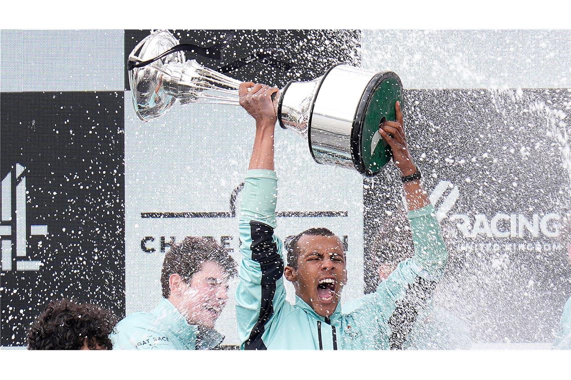Rudern: Boat Race, traditionelles Rennen zwischen Oxford und Cambridge.  Das Männerteam von Cambridge jubelt mit der Trophäe über den Sieg.