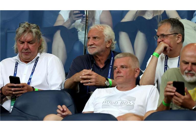 Rudi Völler (M) tippt auf einen Sieg gegen England.