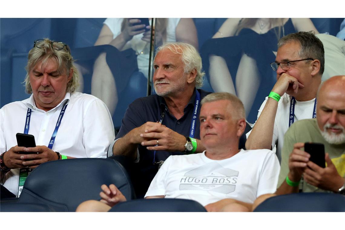 "Das größte Spiel": U21 will Final-Krönung gegen England Rudi Völler (M) tippt auf einen Sieg gegen England.