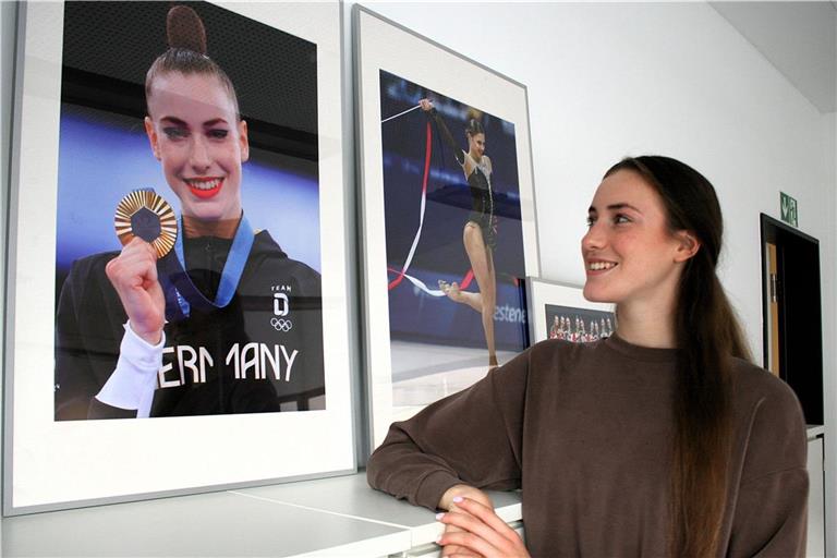 Rückblick auf einen großen Moment: Das Foto im Foyer des RSG-Stützpunkts in Fellbach-Schmiden erinnert Darja Varfolomeev jeden Tag daran, dass ihr olympischer Traum in Erfüllung gegangen ist.