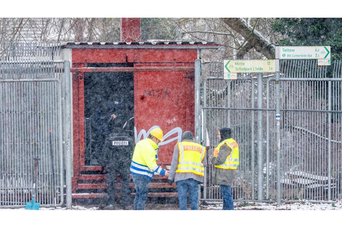 Rückblick: Einsatzkräfte der Polizei stehen im Januar an der Brandstelle einer Kabelbrücke vor dem Kraftwerk Lichterfelde am Teltowkanal. (Archivbild)