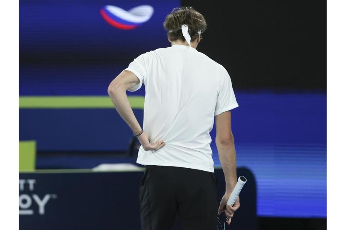 Sorgen um Zverev bei ATP Cup - Kerber trotz Aus zufrieden Rückengeplagt: Alexander Zverev bei seiner Niederlage gegen Daniil Medvedev. Foto: Hamish Blair/AP/dpa
