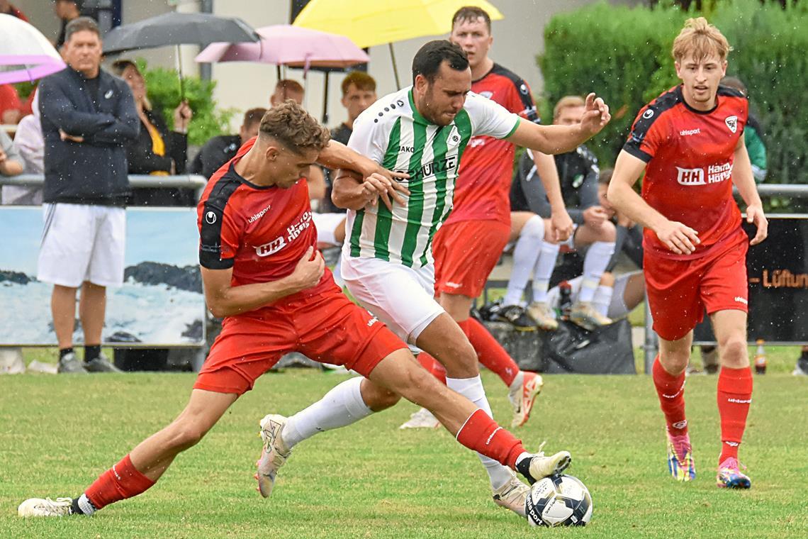 SV Allmersbach macht erst kurz vor Schluss alles klar Rückkehrer Marius Weller (links) wirft sich nicht nur in die Zweikämpfe, sondern erzielt für Allmersbach auch das 2:1. Foto: Tobias Sellmaier
