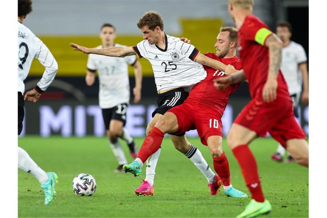 Müllers Versprecher und Löws EM-Roulette Rückkehrer Thomas Müller (2.v.l.) kämpft mit dem Dänen Christian Eriksen (2.v.r.) um den Ball. Foto: Christian Charisius/dpa