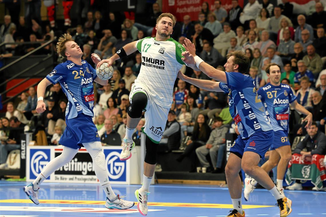 Rückraumspieler Niklas Diebel (Mitte) ist wieder im Training und läuft am Samstag für den HCOB auf. Archivfoto: Alexander Hornauer