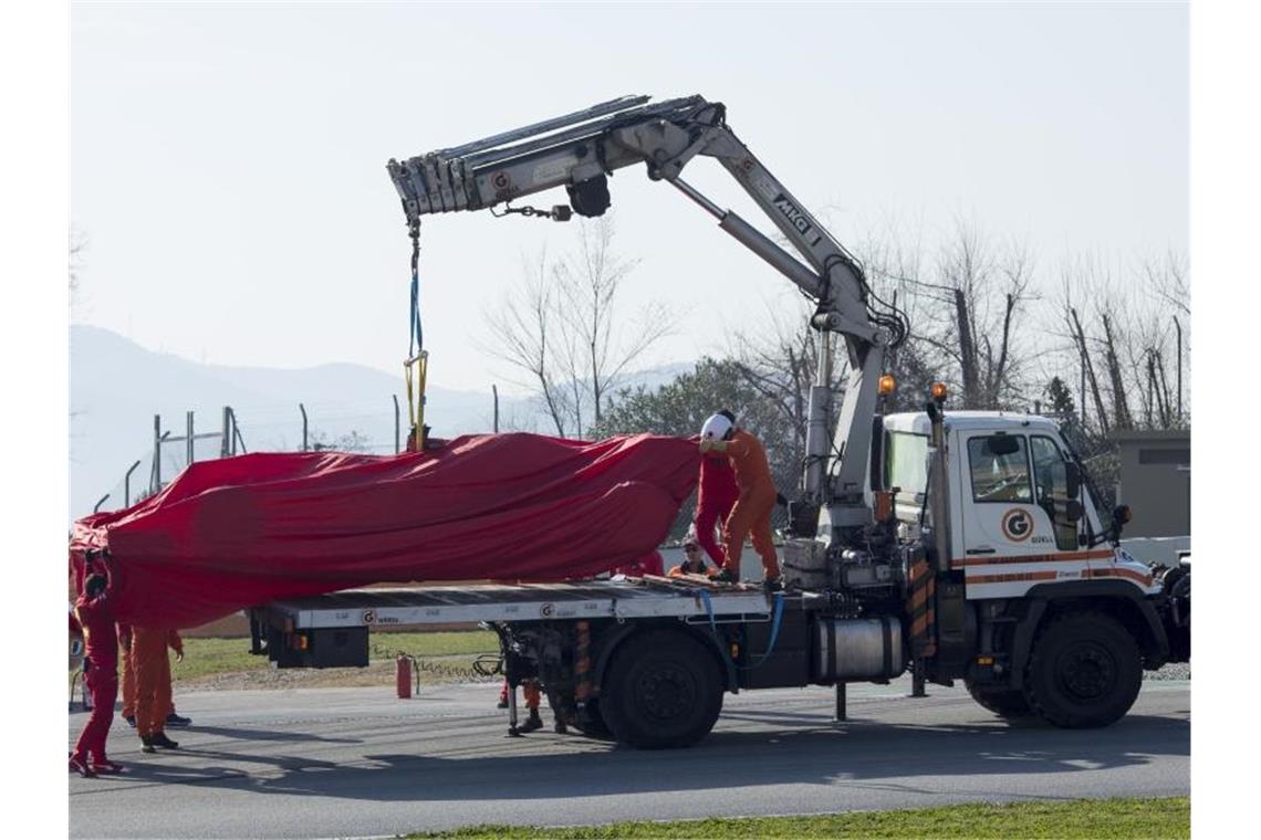 Motorprobleme bremsen Vettel bei Tests aus Rückschlag für Ferrari: Der Wagen von Sebastian Vettel musste nach Motorproblemen an den Haken genommen werden. Foto: Joan Monfort/AP/dpa