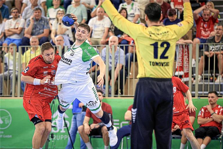 Rückschlag für Nick Fröhlich (links): Der Rückraumspieler musste sich einer Schulteroperation unterziehen. Foto: Alexander Becher